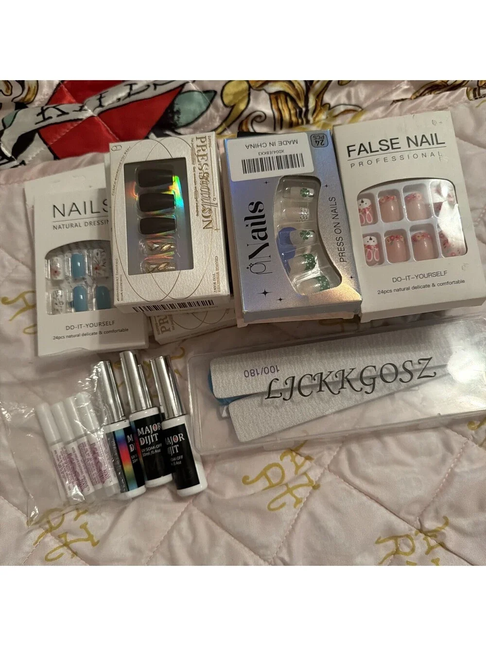 Nail Kits 16 Press Ons, 3 Uv Soak Off, 2 Nail Files, 4 Nail Glue, Metal Tools